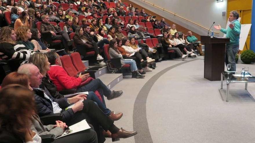 Lores interviene en la Facultade de Ciencias da Educación de Ourense. // FdV