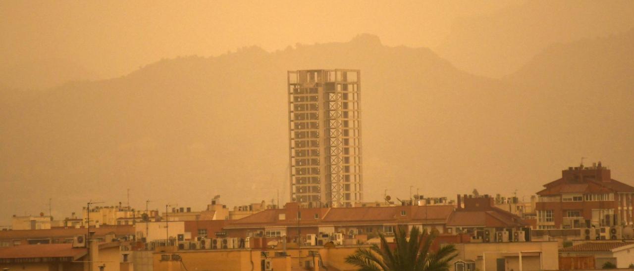 La calima seguía ayer pintando de naranja los cielos de la Región.  Israel Sánchez