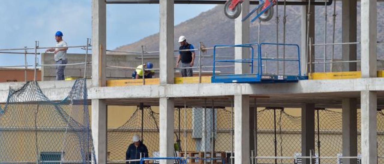 Obreros durante la construcción de un edificio en Gáldar.