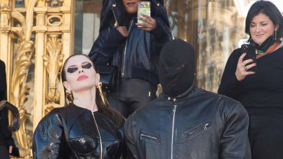Kanye West y Julia Fox posan a su llegada al desfile de Schiaparelli, en París