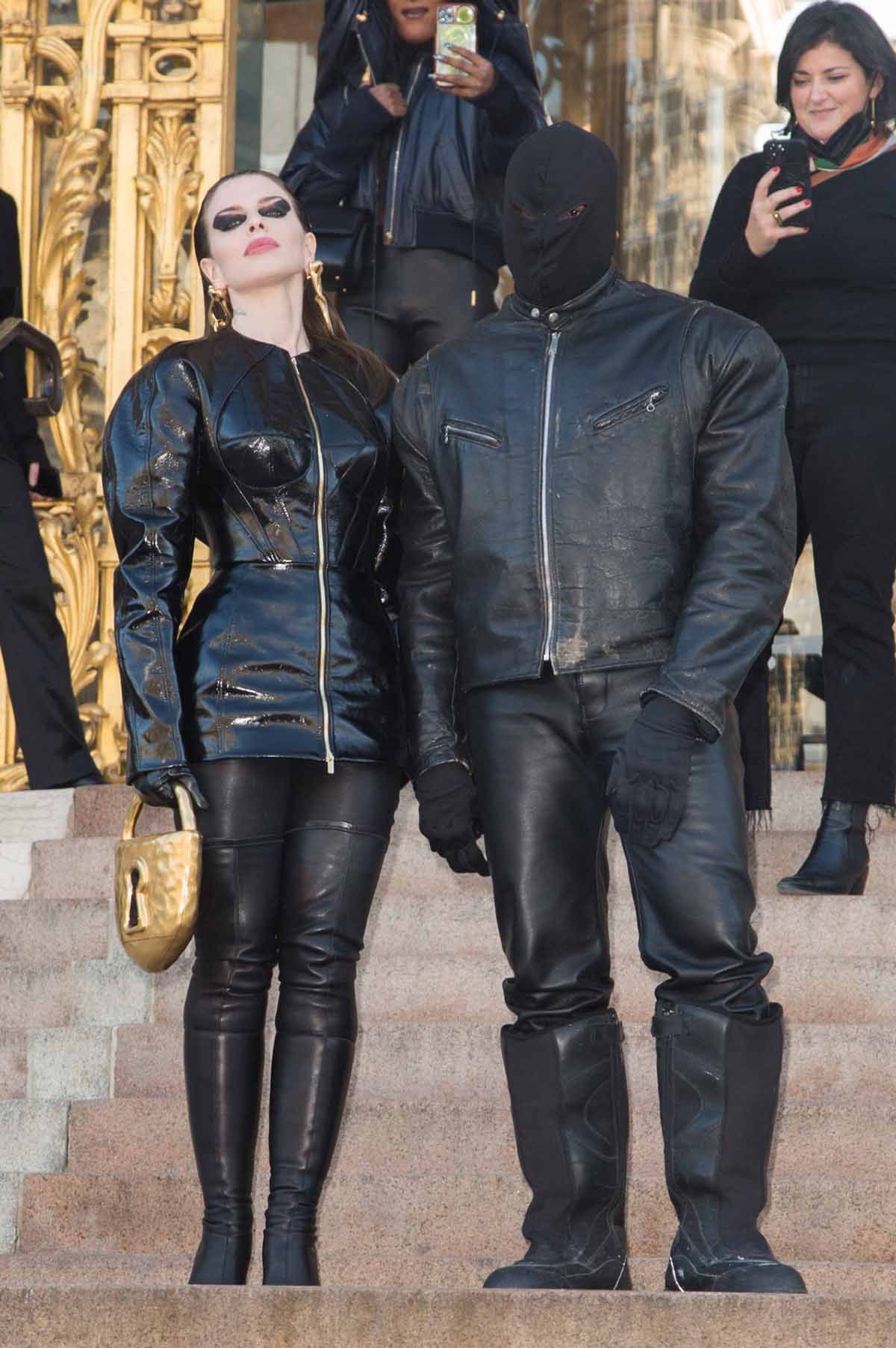 Kanye West y Julia Fox posan a su llegada al desfile de Schiaparelli, en París