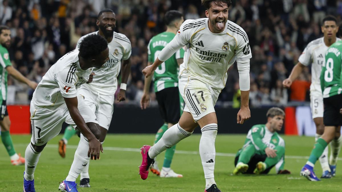 El defensa del Real Madrid Raúl Asencio (d) celebra el tercer gol de su equipo durante el partido de LaLiga entre el Real Madrid y el Betis, este domingo en el estadio Santiago Bernabéu