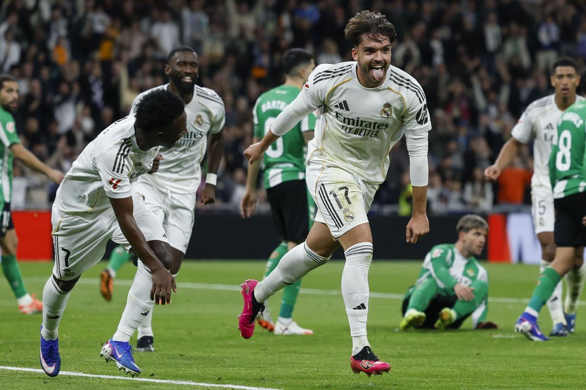 El defensa del Real Madrid Raúl Asencio (d) celebra el tercer gol de su equipo durante el partido de LaLiga entre el Real Madrid y el Betis, este domingo en el estadio Santiago Bernabéu.
