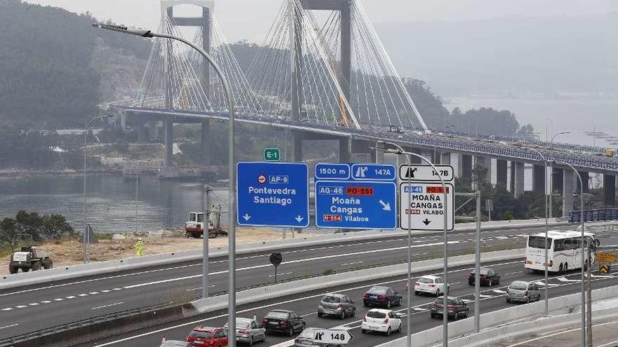 Los trabajos en el puente de Rande volvieron a generar ayer retenciones a primera hora. // José Lores