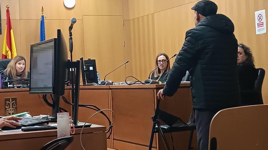 Condenado en Ourense por maltratar a sus animales: pisaba a gatos y gallinas y rociaba al perro con veneno e insecticida