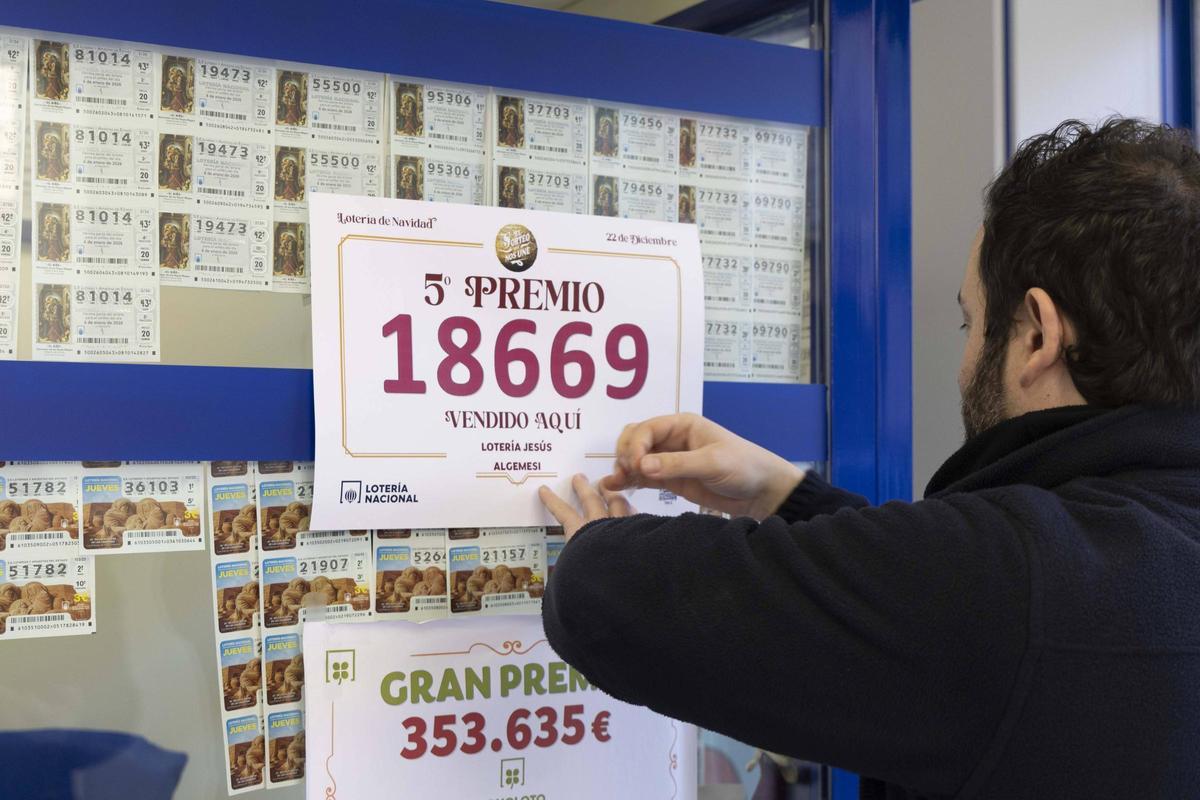 Cartel del quinto premio de la Lotería de Navidad repartido en Algemesí.