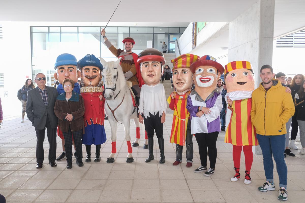 Cabezudos y Francesc Cantó se fotografiaron con personal del instituto y de la Sociedad Venida de la Virgen.