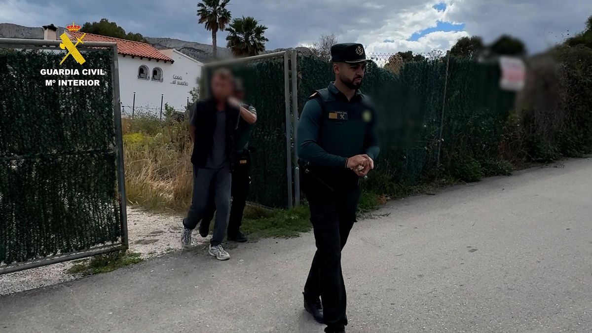 El ladrón, custodiado por los agentes