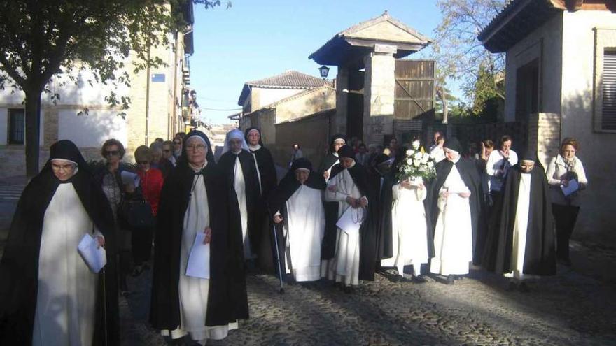 Las religiosas y cofrades de la Virgen del Canto inician la procesión hacia la cercana ermita.