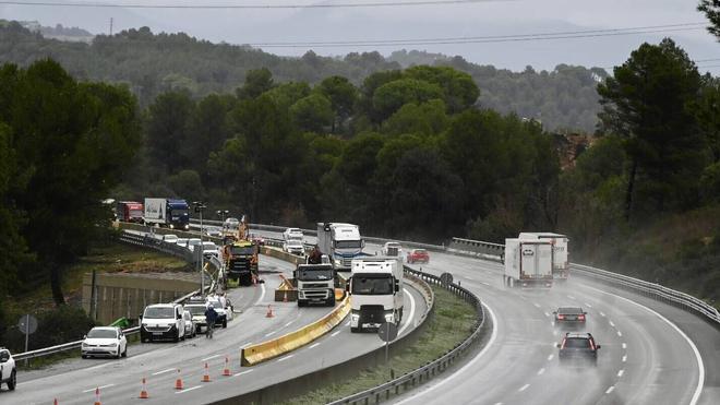 Reobert un carril a l’autopista AP-7, tallada després de l’accident de Rodalies