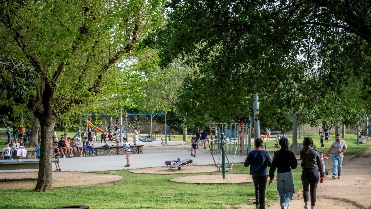 Un dissabte a la tarda al parc d’en Lloveras de la Jonquera.