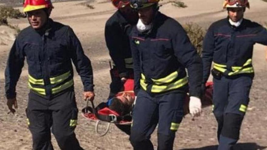 Imagen de archivo de una dotación de bomberos traslada a un herido en una camilla.