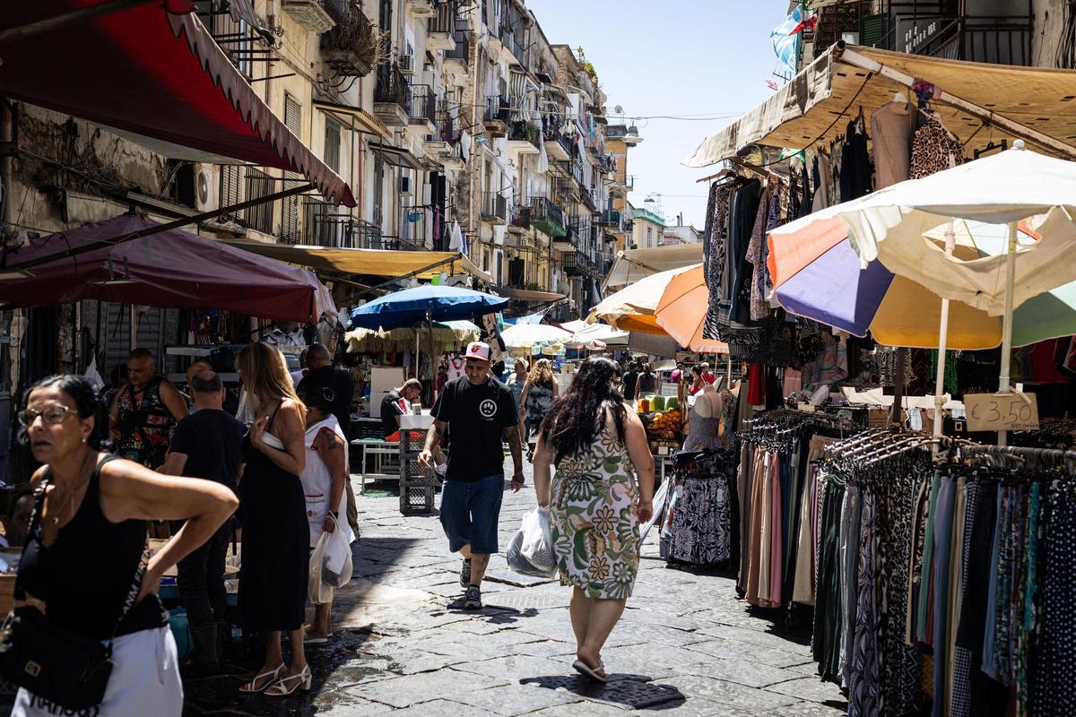 Archivo - Vista general de una calle de Nápoles, Italia