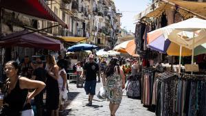 Archivo - Vista general de una calle de Nápoles, Italia