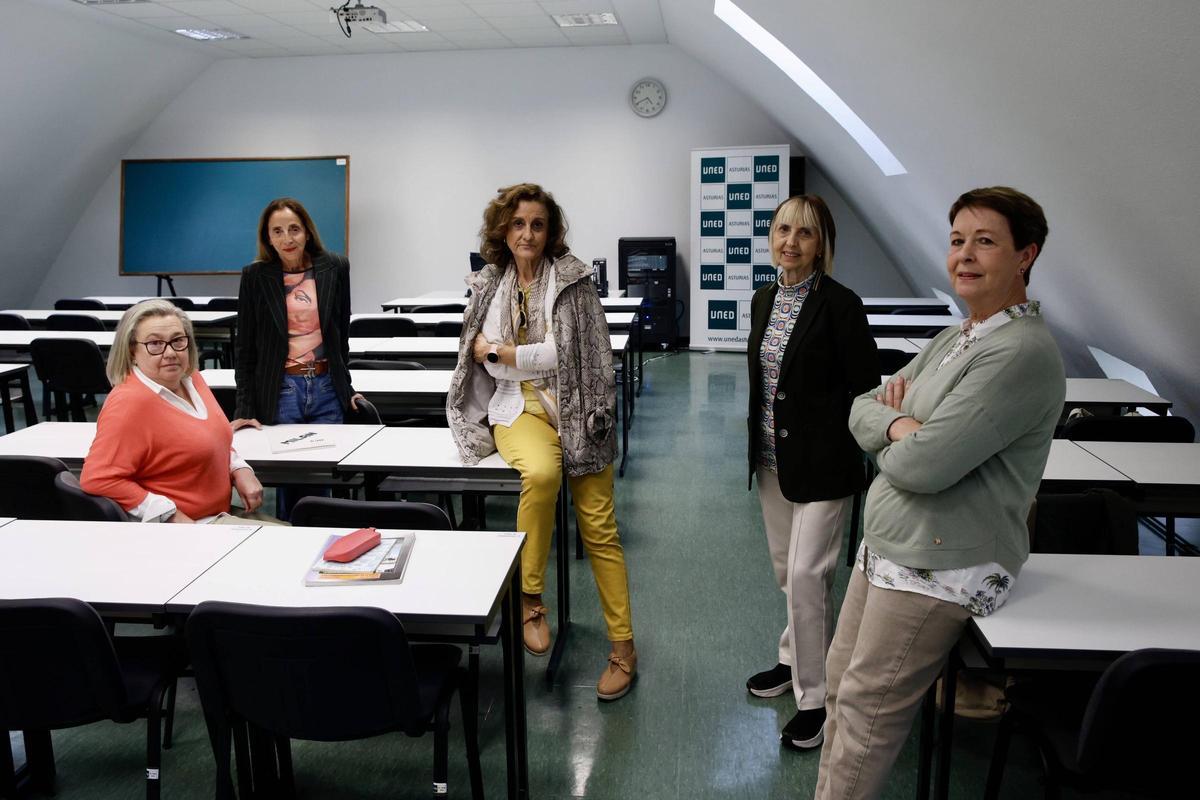 Por la izquierda, Marián Arias, Remedios Zapico, Magali Lada, Conchita Domínguez y Charo Iglesias, en una de las aulas de la UNED.