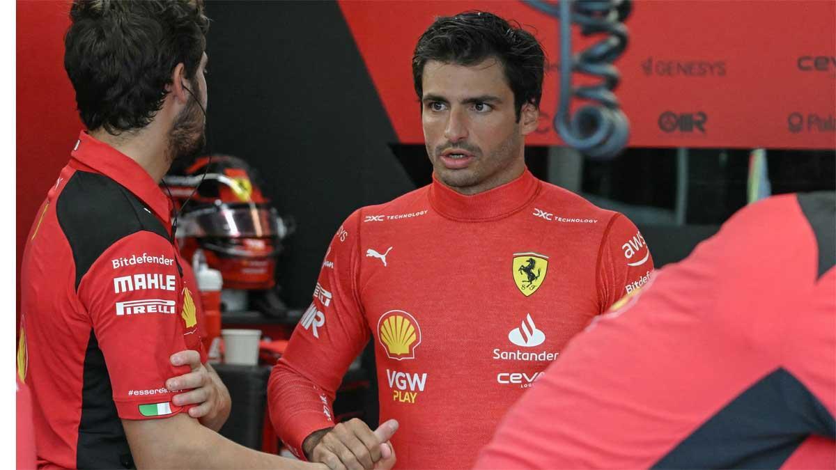 Carlos Sainz, en el box de Ferrari