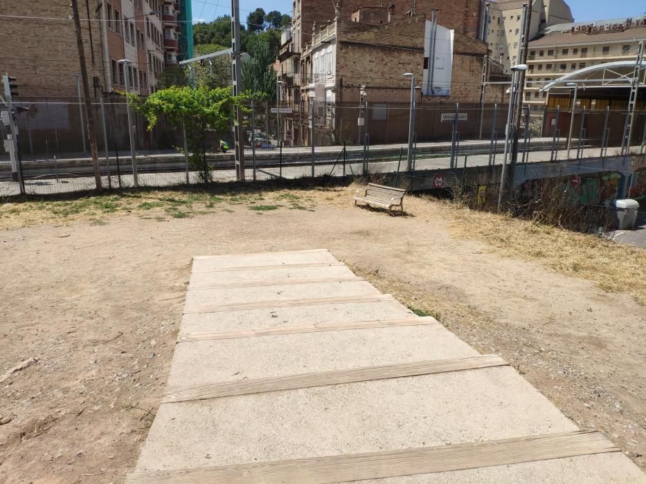 A l'espai del carrer de Cerdanya s’ha reparat recentment part del tancat metàl·lic que toca a la via