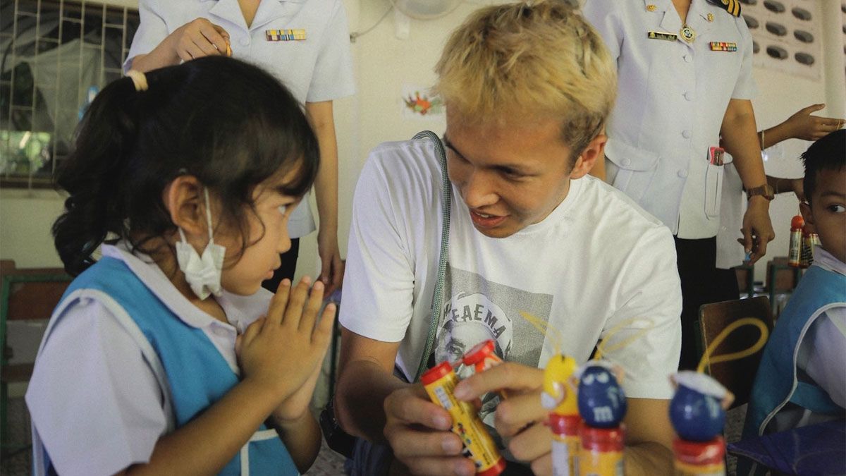 Alex Albon se ha volcado en ayudar a los niños de un orfanato en Tailandia, su país de origen
