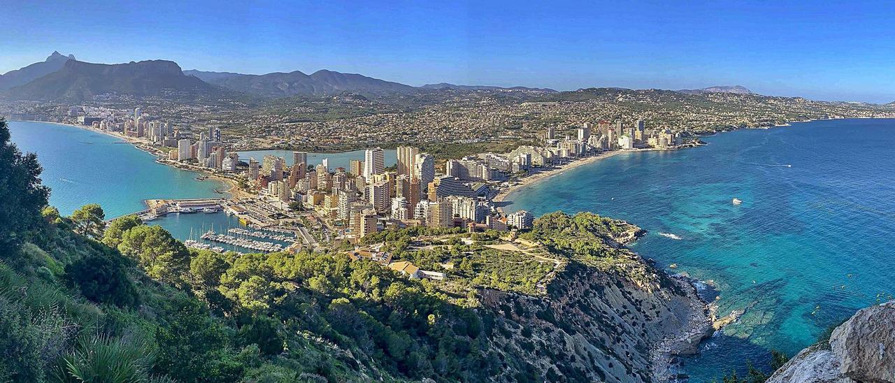 Vistas de Calp desde el Peñón, municipio en el que el Pativel incrementa la protección de suelo. | HÉCTOR FUENTES