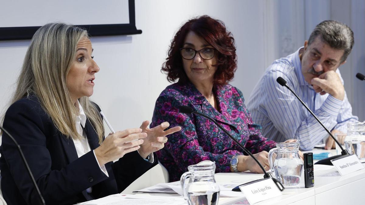 Santina D'Alessandro y Pippo Biondo, los padres de Mario Biondo, el marido de la presentadora de televisión Raquel Sánchez, que fue hallado ahorcado en su casa de Madrid en mayo de 2013, junto a la abogada Leire López, a la izquierda.