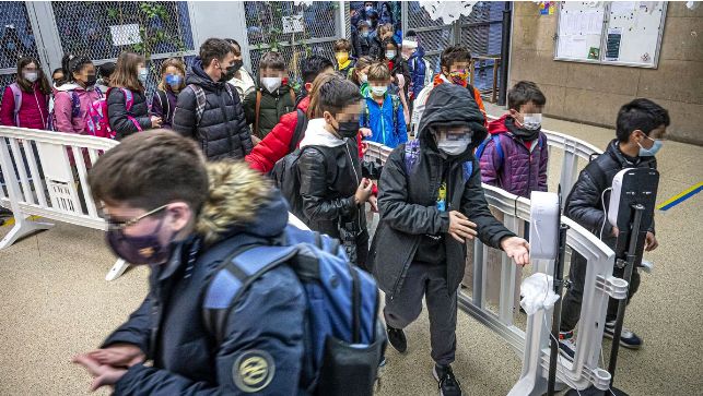 Varios alumnos entran a clase, en Barcelona