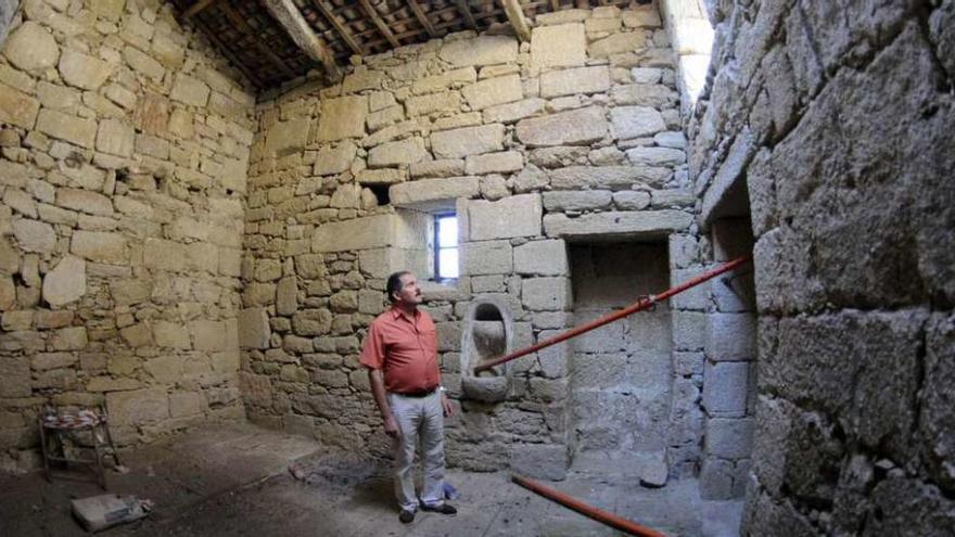 Un miembro de la comisión observa el interior del antiguo templo de A Pastoriza de Vilanova de Arousa. // Noé Parga