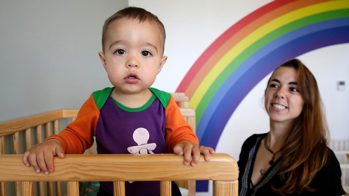 Bastian, de un año y medio, con su madre, Lorena, usuaria de la Unidad de Salud Mental Perinatal del Clínic.