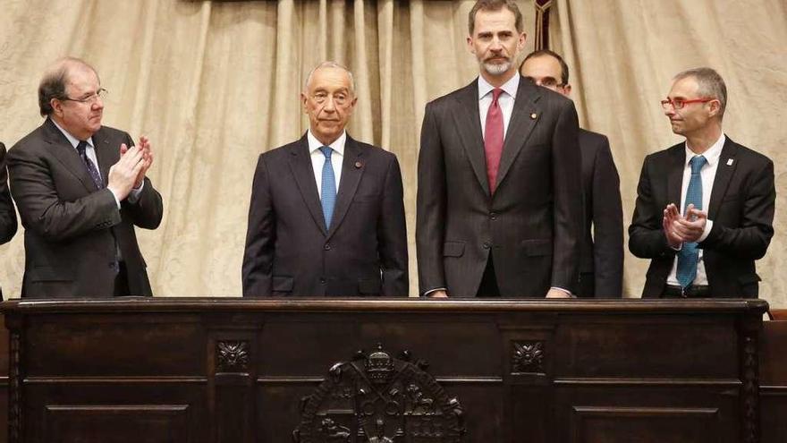 El rey y el presidente de la República de Portugal, Marcelo Rebelo, en el acto de la Universidad de Salamanca.