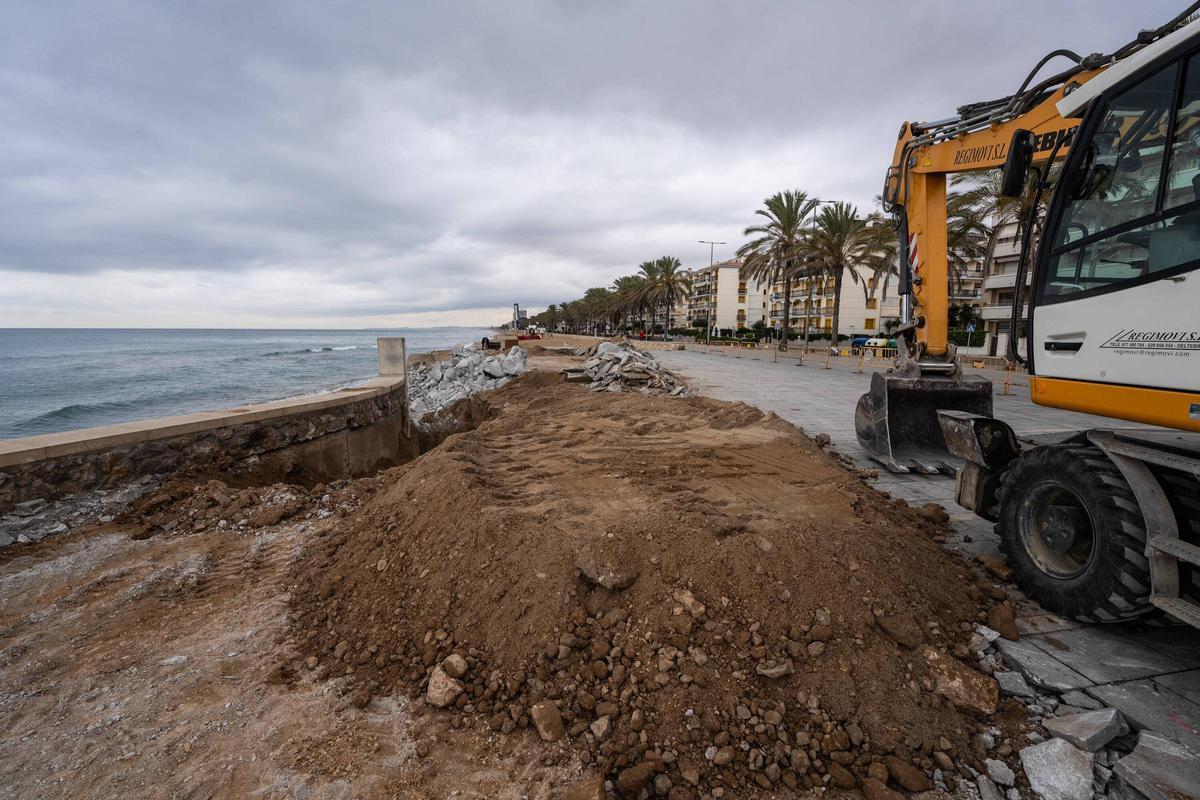 Calafell desmonta parte de su paseo marítimo para devolver espacio tomado a la playa