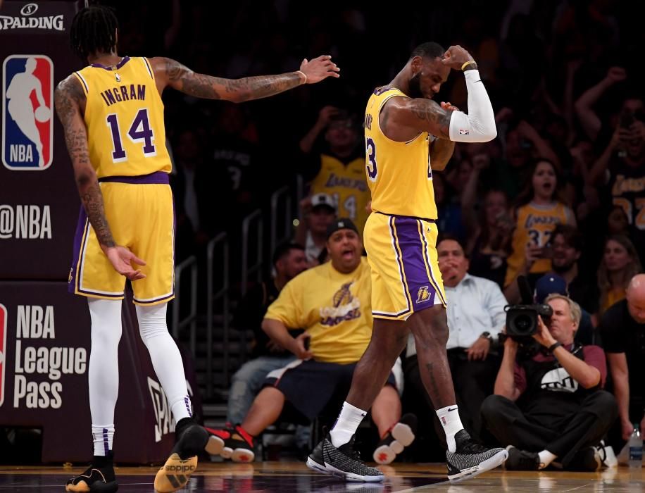 El alero LeBron James vivió su primera noche de superestrella en el Staples Center ante los seguidores de los Lakers de Los Ángeles.