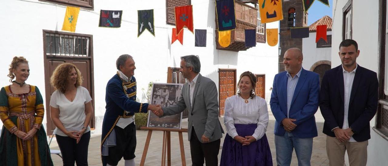 Un alcalde del barroco y el actual mandatario se dan la mano en la presentación del Mercado Barroco de San Juan de la Rambla