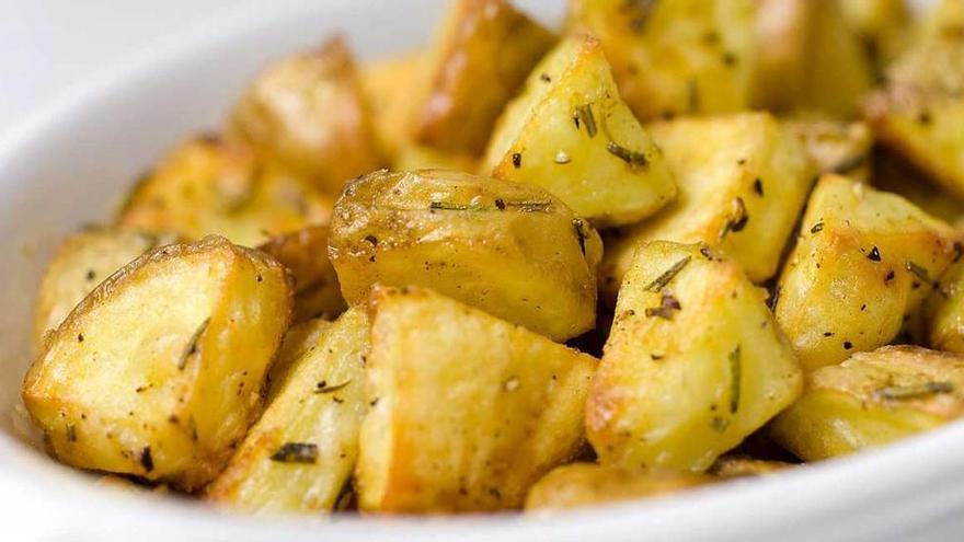 La receta de patatas bravas más sencilla y con menos calorías con la que sorprender a tus invitados