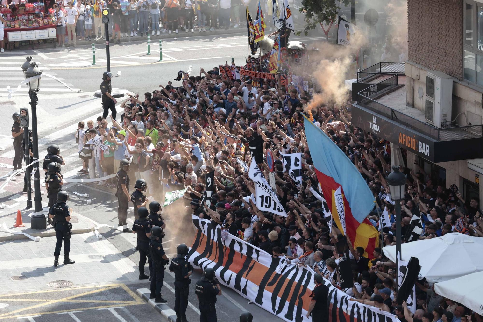 Ambientazo en la llegada de los equipos