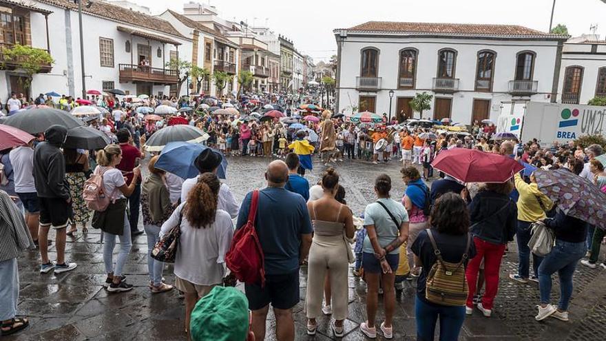 Los papagüevos, en el centro de la plaza del Pino, ayer, rodeados del numeroso público que asistió a la Subida de la Bandera. | | LP/DLP