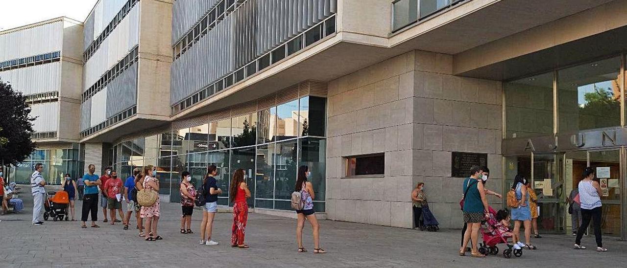 Una cola ante el Ayuntamiento para realizar gestiones antes de recurrir al sistema de cita.