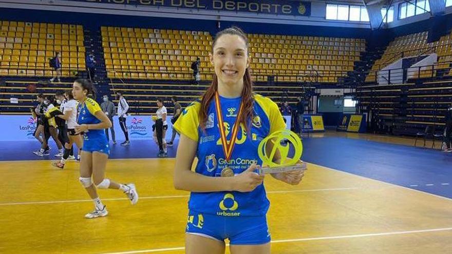 Raquel Montoro, tras ganar la Copa Princesa de voleibol.