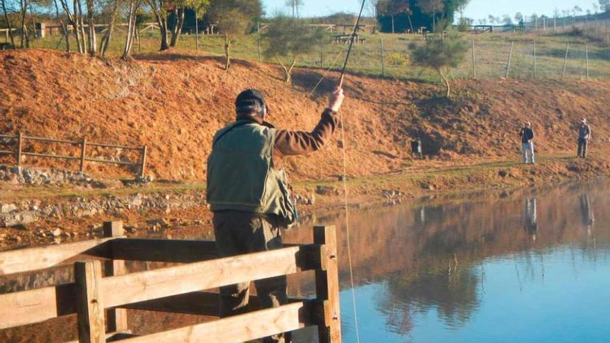 Pescadores en el coto de El Arenero.