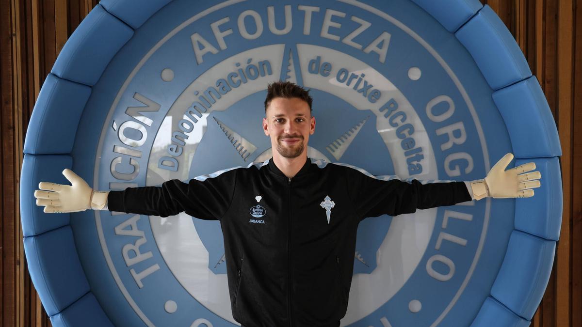Mos, Ciudad Deportiva Afouteza. Radu, portero del Celta