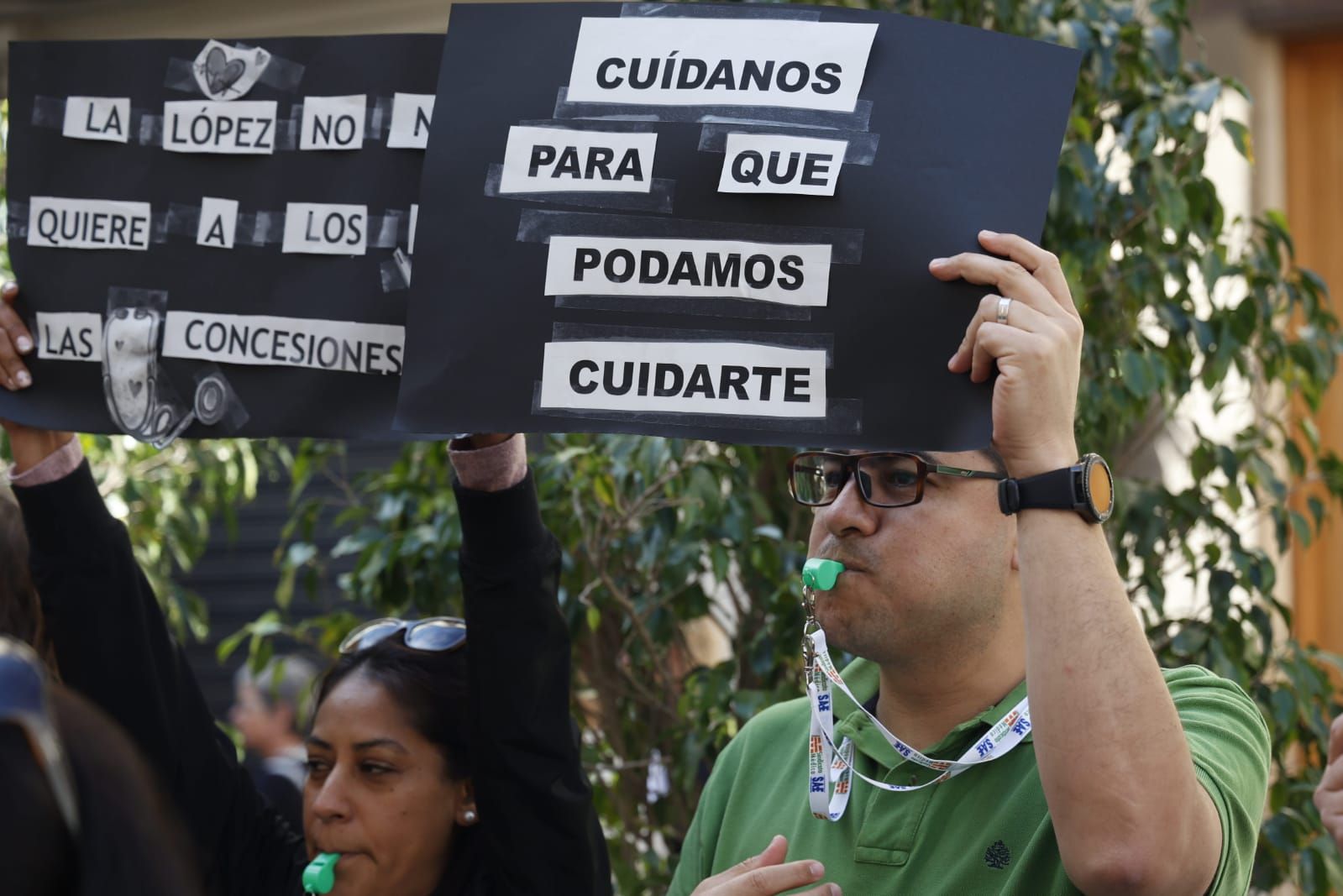 El comité de empresa del área de salud de Dénia se ha concentrado a las puertas del Palau por el "abandono" en el último año de gestión de Ribera Salud antes de la reversión.