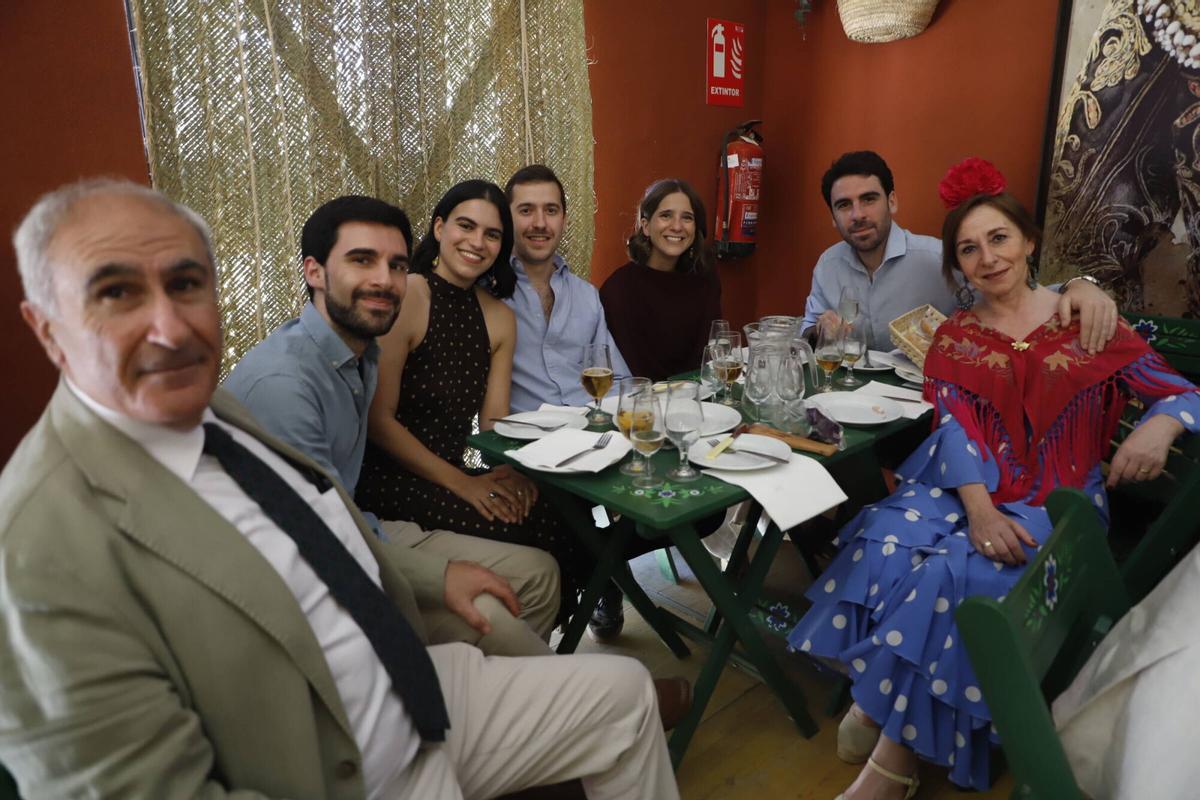 Grupos de amigos y familiares disfrutan de la feria de día