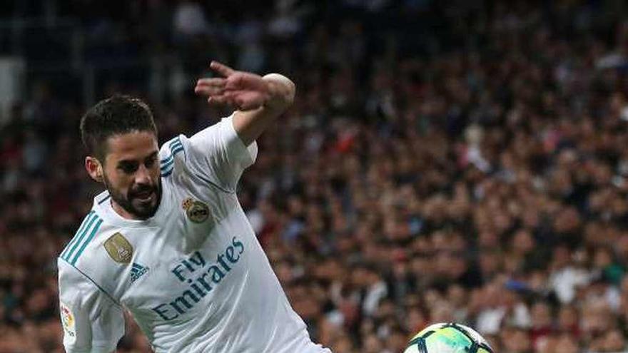 Isco salta por encima de Hugo Mallo. // J.P. Gandul