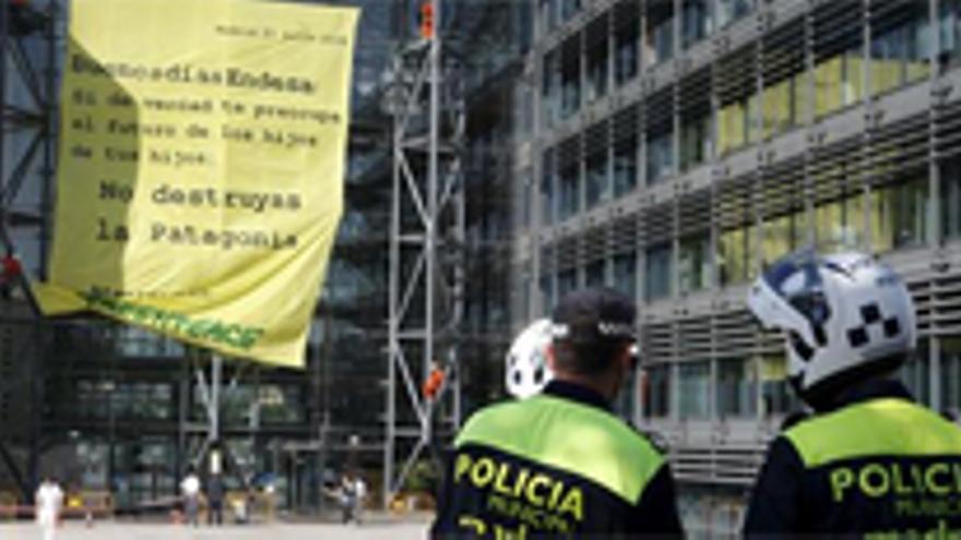 Greenpeace despliega una pancarta en la sede de Endesa en Madrid