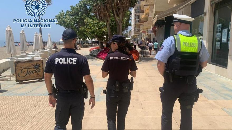 Agentes franceses y alemanes patrullan junto a la Policía Nacional en Estepona