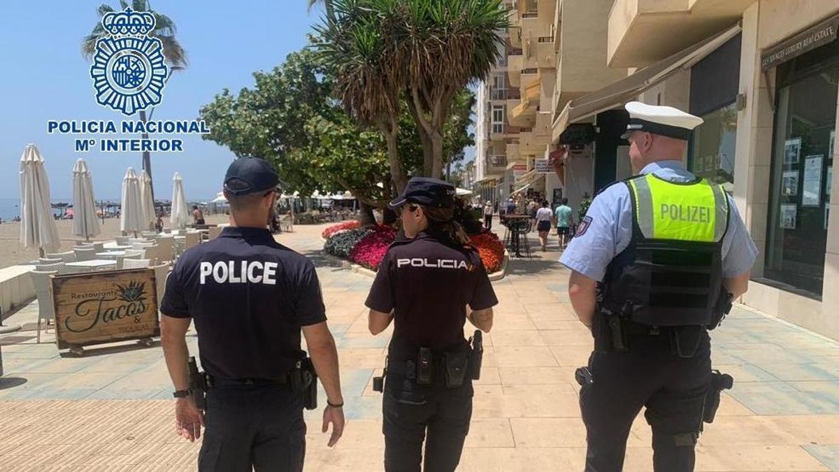 Agentes patrullando por Estepona.