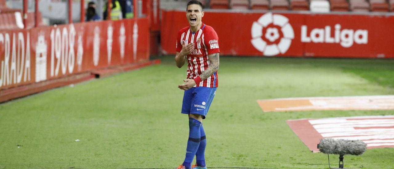 Djuka celebra un gol con el Sporting en El Molinón. | ÁNGEL GONZÁLEZ