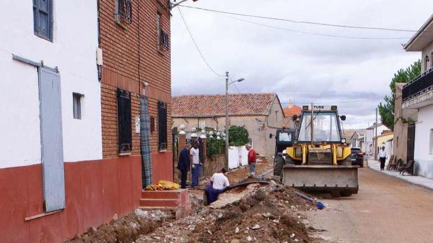 Obras en una calle de Montamarta en la primera fase del ARI.