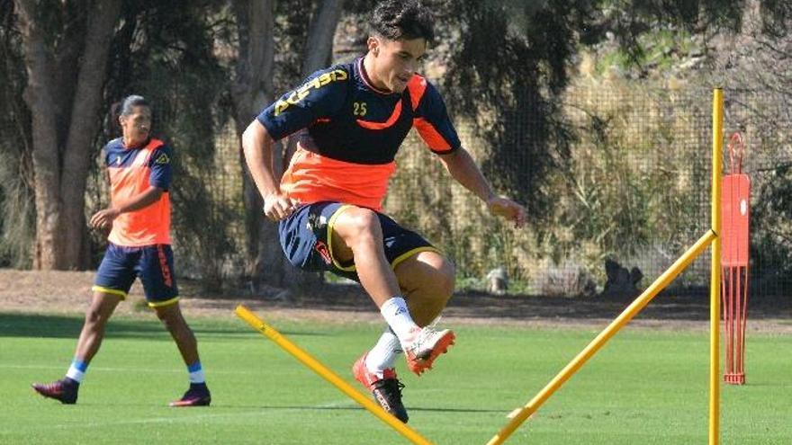 Asdrúbal: &quot;El Tenerife es un equipo de fútbol y yo soy un profesional&quot;