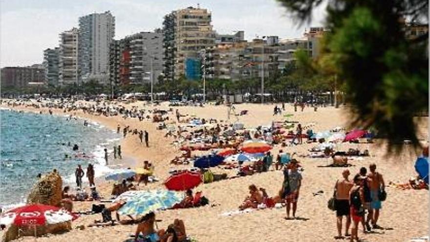 Els hotels de la Costa Brava, com ara els de Platja d&#039;Aro, s&#039;omplen de turistes durant l&#039;estiu.