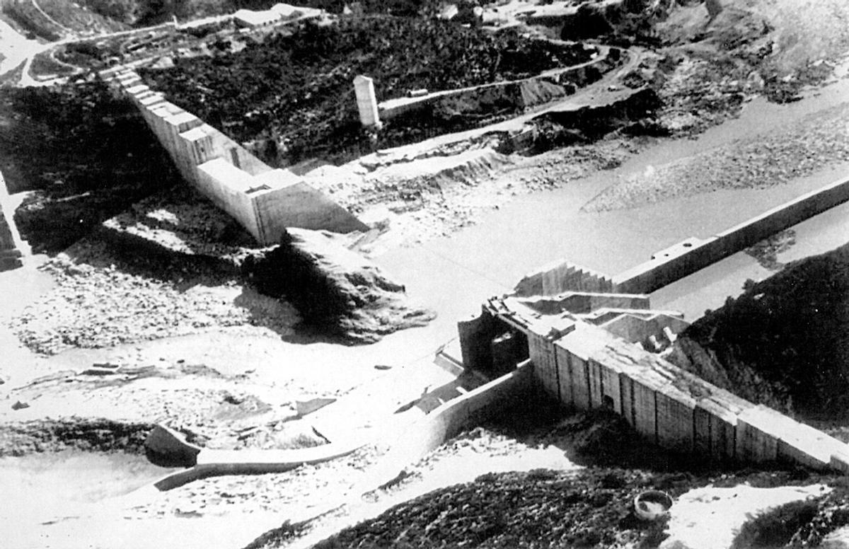 La presa de Tous reventada por la tromba de agua caída en la cuenca del Xúquer el 29 de octubre de 1982.