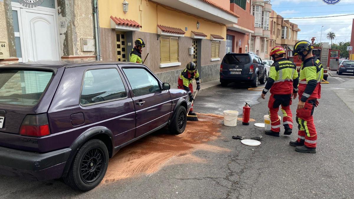 Imagen del operativo llevado a cabo por los Bomberos de Las Palmas de Gran Canaria en la carreterar de Lomo Blanco.